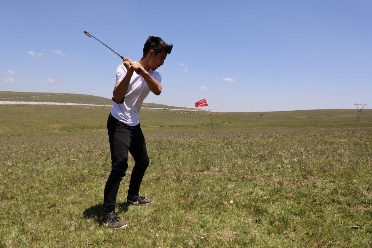 Artvin’de yaylacı çocuklar golf sporuyla tanıştı