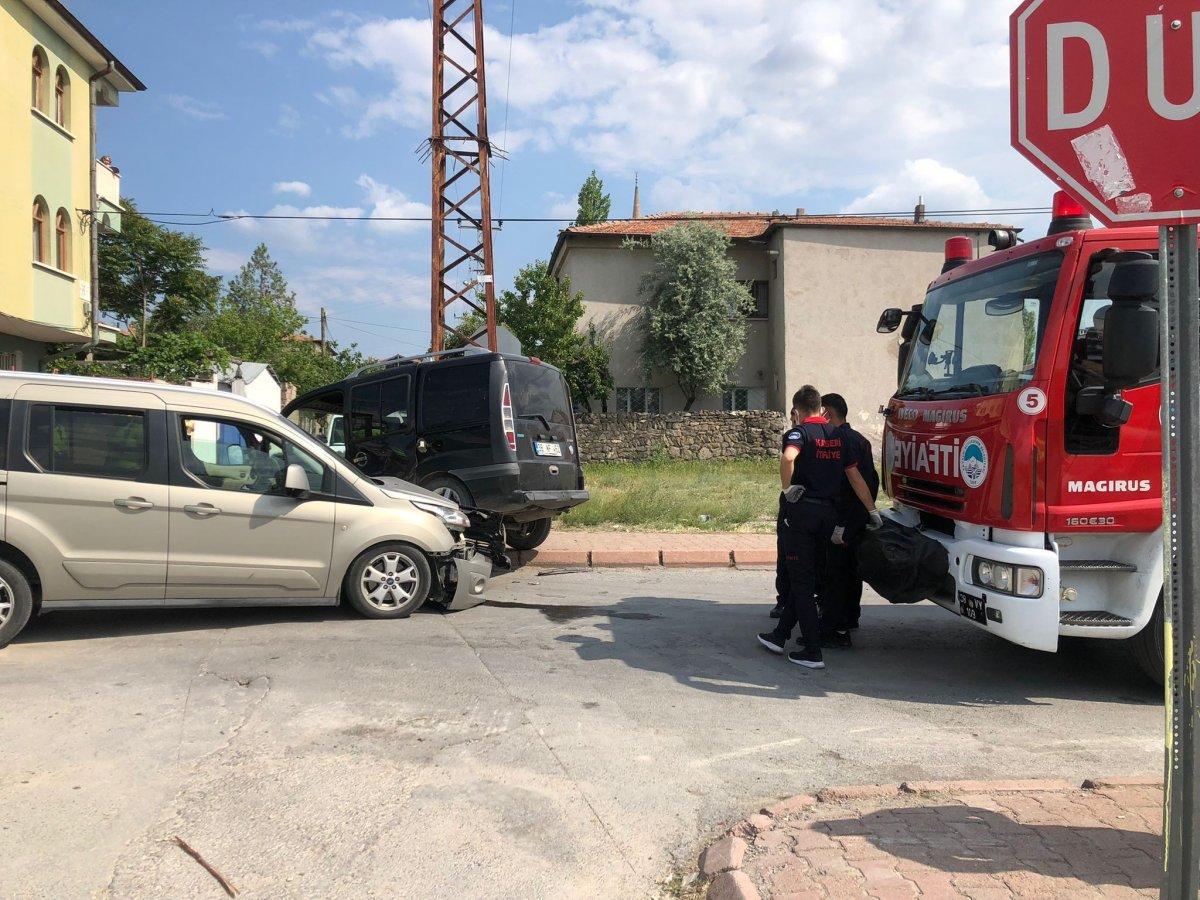 Kayseri'de açık camdan direğe çarpan yolcu, kurtarılamadı
