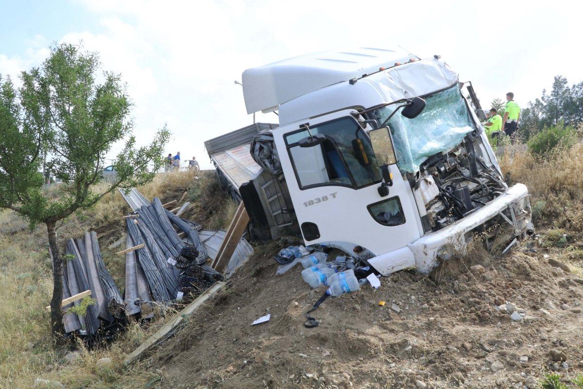 Burdur'da tırın içinde sıkışan şoförün imdadına AFAD yetişti