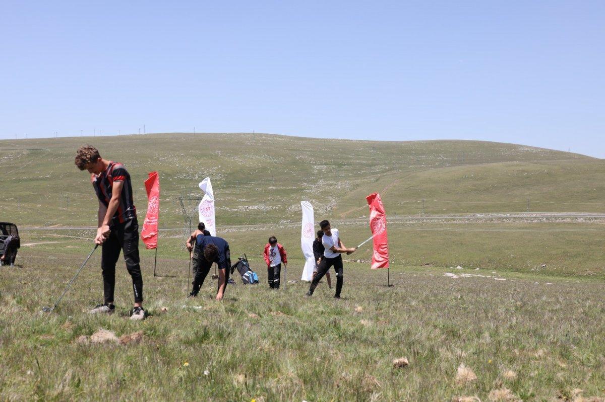 Artvin’de yaylacı çocuklar golf sporuyla tanıştı