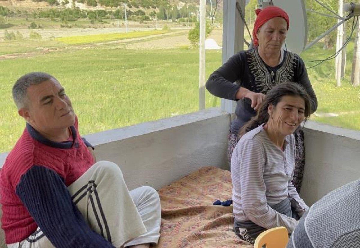 Bingöl'de 3 engelli çocuğuna gözü gibi bakıyor