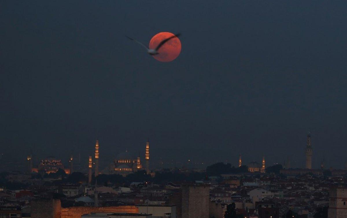 Dolunay, eşsiz görüntülerle kendini gösterdi