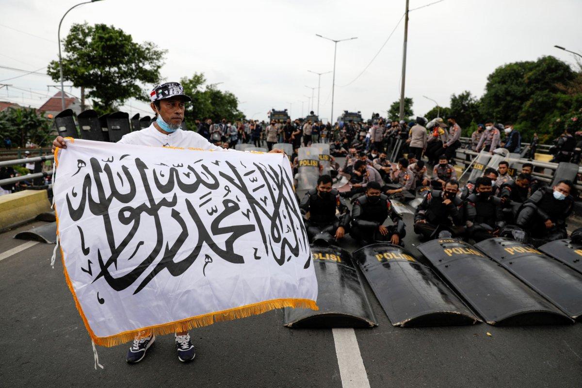 Endonezya'da koronavirüs test sonucunu gizleyen din adamına hapis
