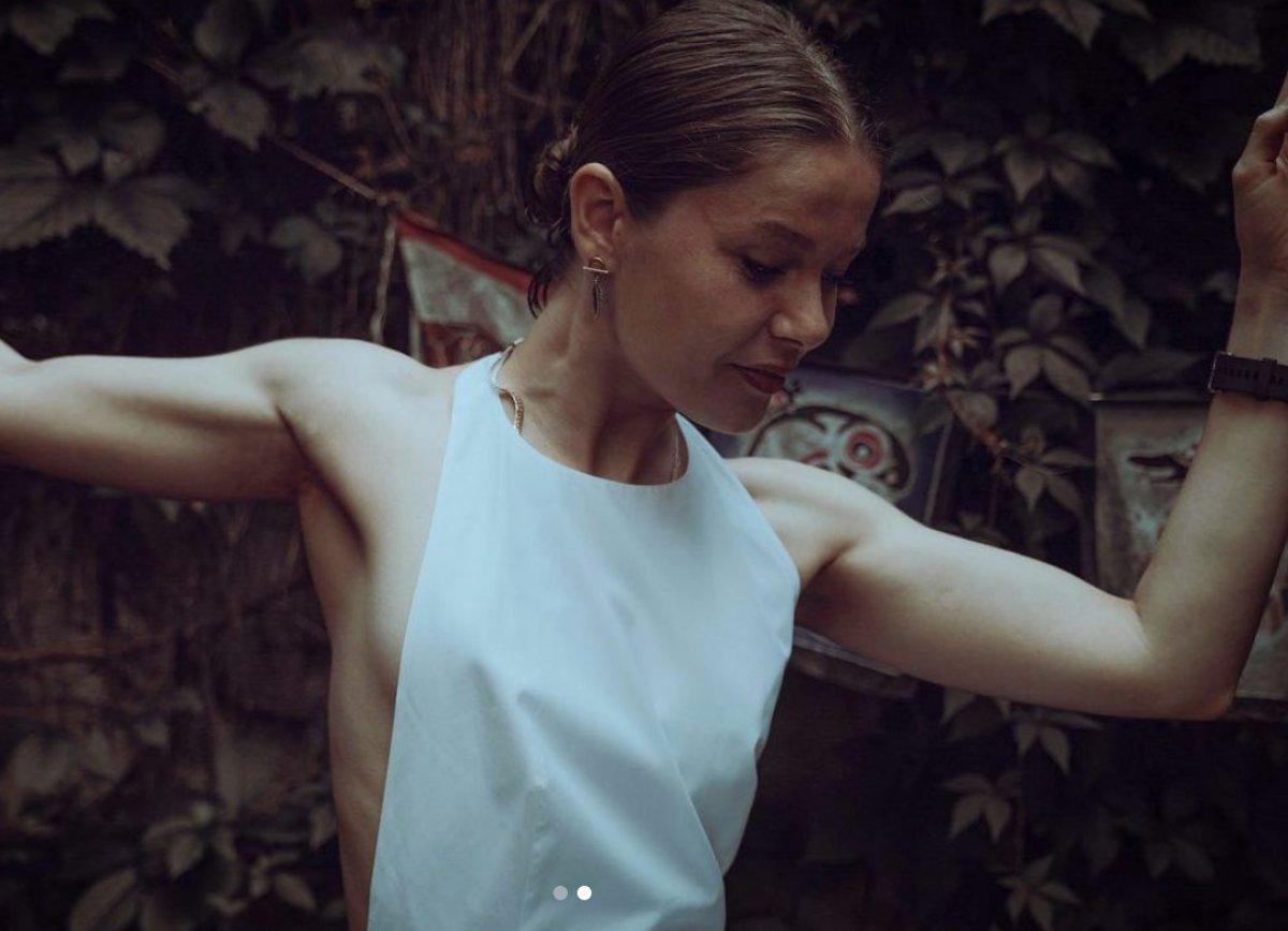 Burcu Biricik, beyaz elbisesiyle poz verdi