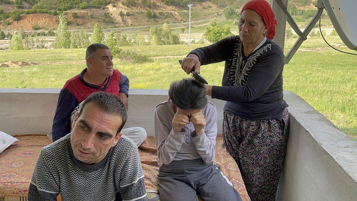 Bingöl'de 3 engelli çocuğuna gözü gibi bakıyor