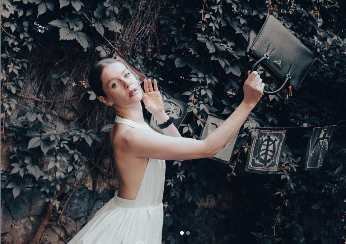 Burcu Biricik, beyaz elbisesiyle poz verdi