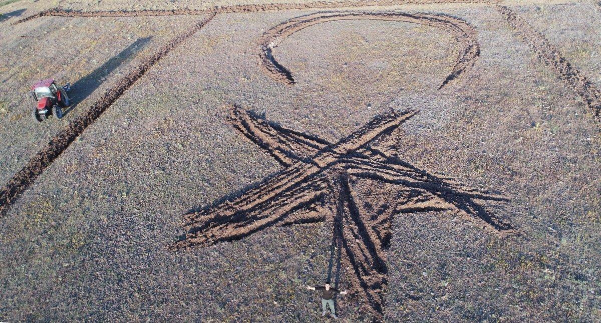 Erzurumlu çiftçi tarlasına ay yıldız çizdi