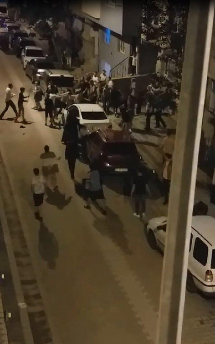 Sultangazi’de çocuklar kavga etti, aileler birbirine saldırdı