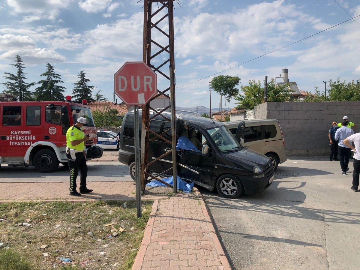 Kayseri'de açık camdan direğe çarpan yolcu, kurtarılamadı