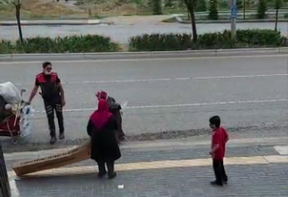 Ankara'da polis, yaşlı kadının ağır eşyalarını taşıdı