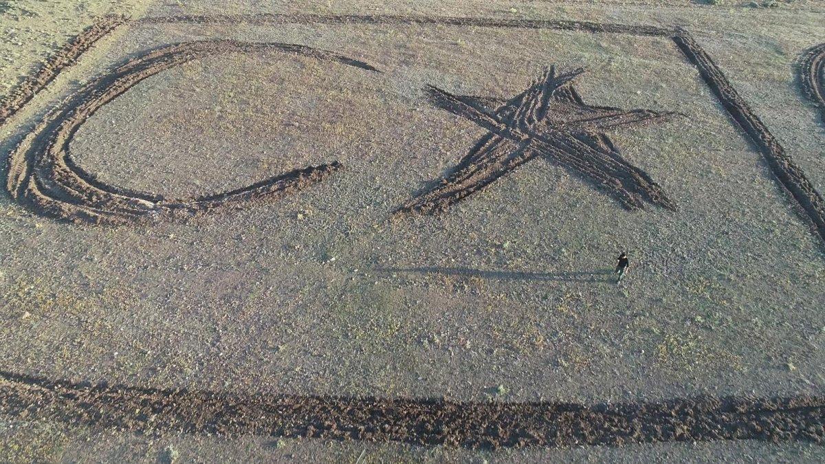 Erzurumlu çiftçi tarlasına ay yıldız çizdi