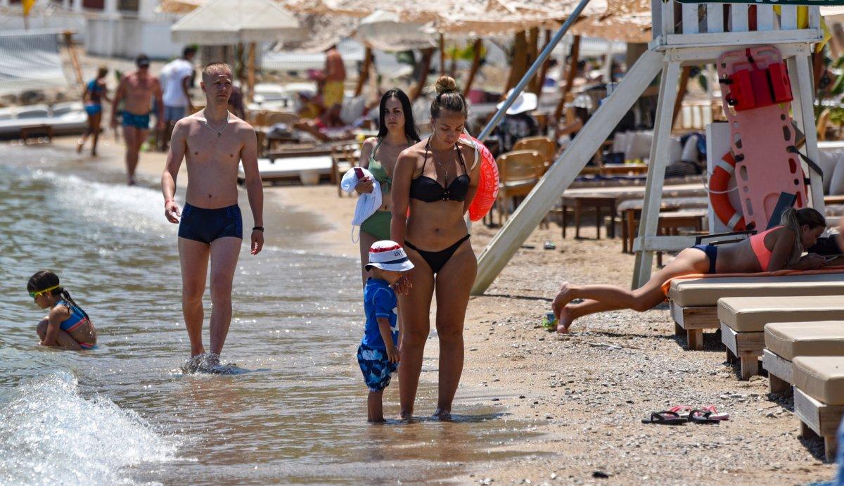 Ruslar, Antalya plajlarını renklendirdi