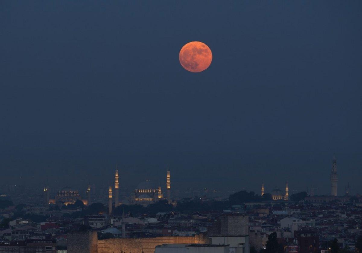 Dolunay, eşsiz görüntülerle kendini gösterdi
