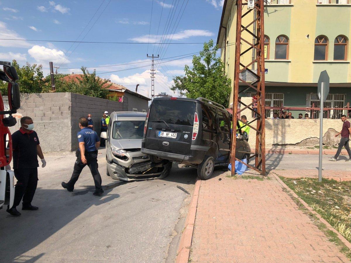 Kayseri'de açık camdan direğe çarpan yolcu, kurtarılamadı