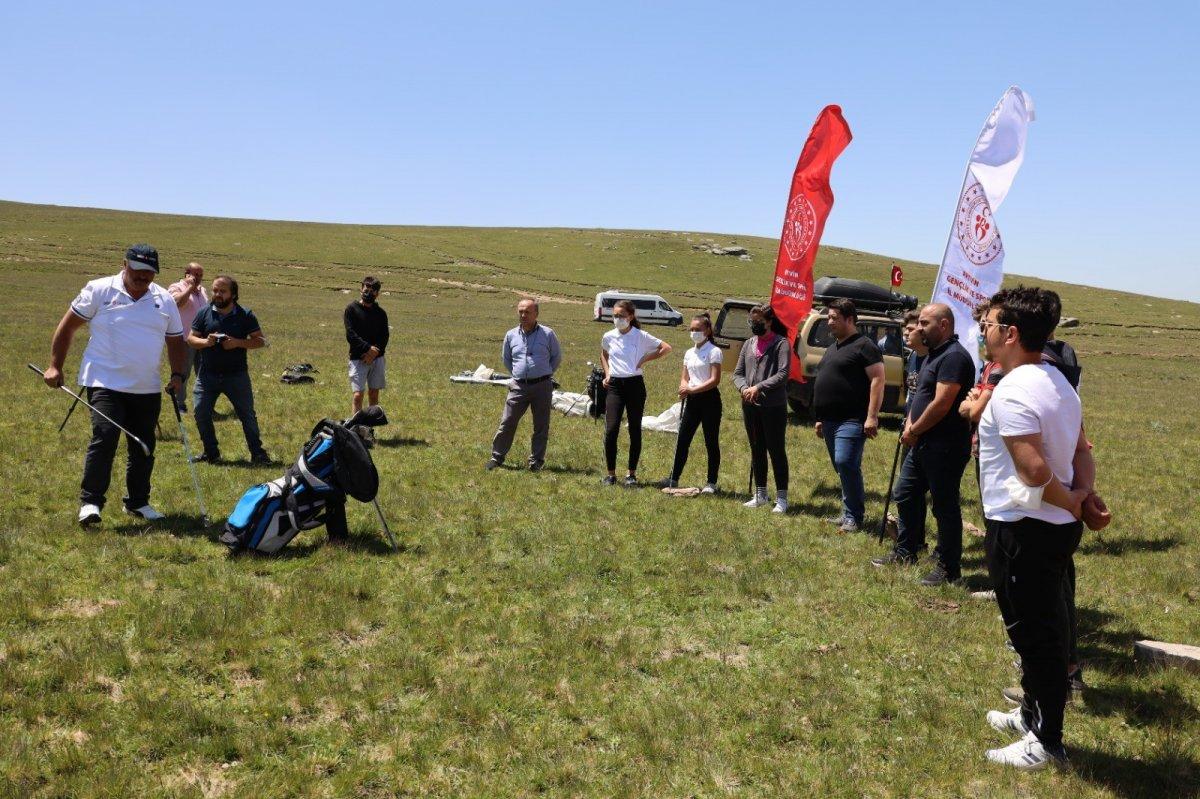 Artvin’de yaylacı çocuklar golf sporuyla tanıştı