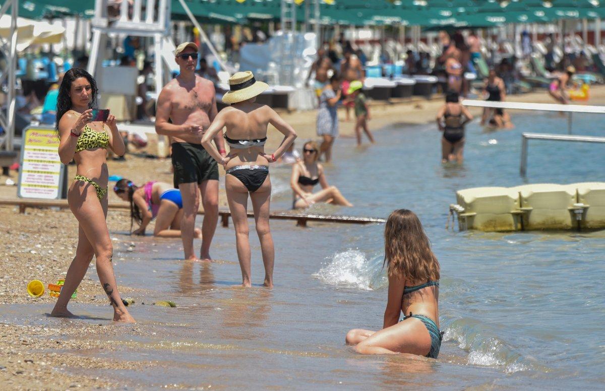Ruslar, Antalya plajlarını renklendirdi