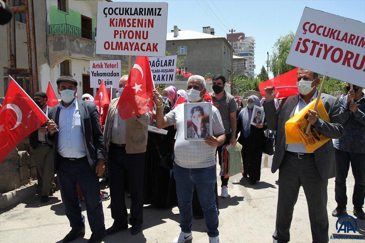 Van’da evlat nöbeti, kızı teslim olan annenin evinde devam etti