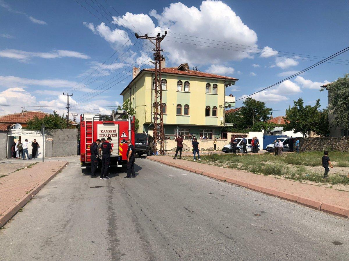Kayseri'de açık camdan direğe çarpan yolcu, kurtarılamadı
