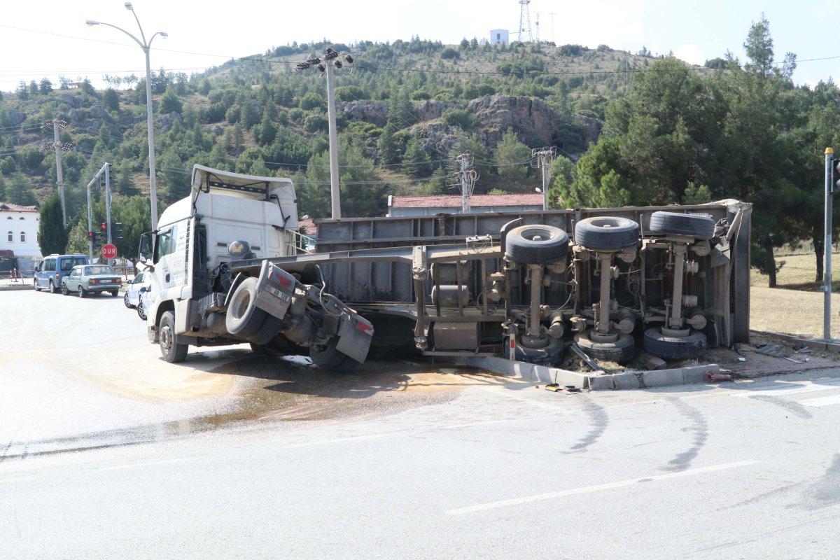 Burdur'da tırın içinde sıkışan şoförün imdadına AFAD yetişti