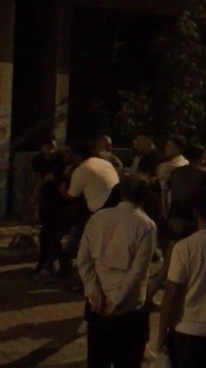 Sultangazi’de çocuklar kavga etti, aileler birbirine saldırdı