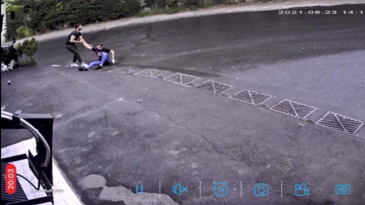 İstanbul'da motosikletten düşen sürücü kayarak ilerledi