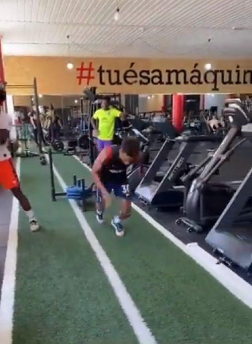 Gedson Fernandes, Galatasaray'ın ekipmanlarıyla çalışıyor