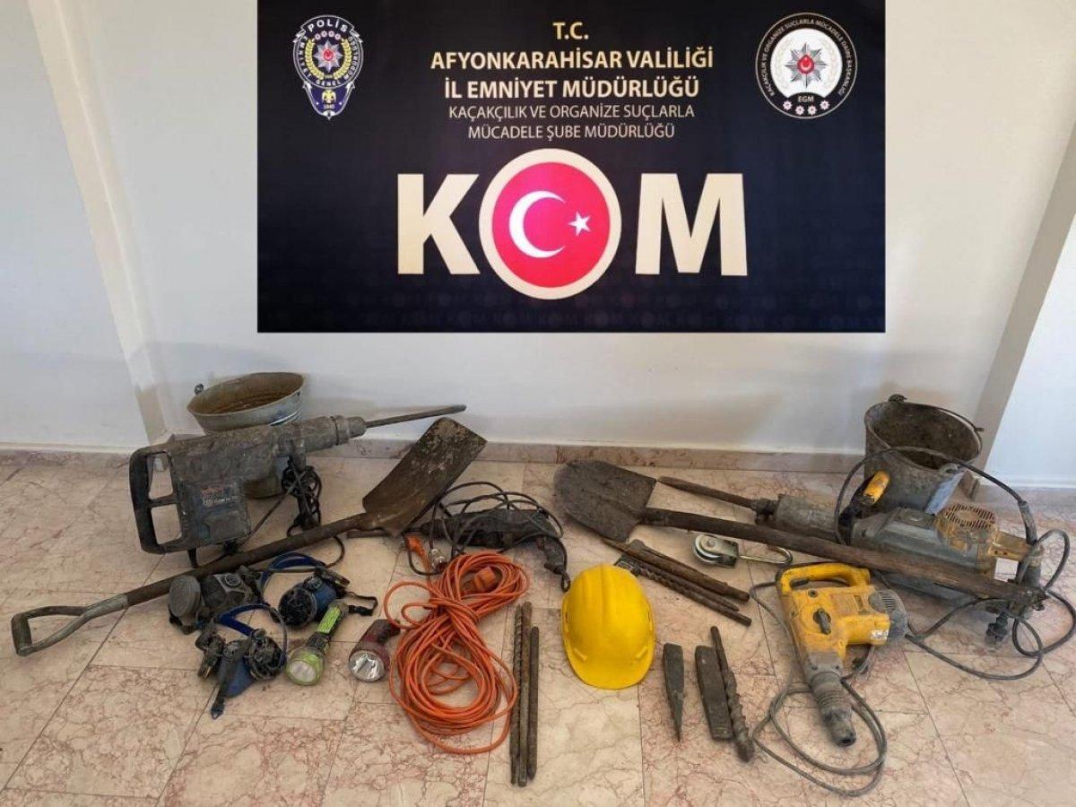 Afyonkarahisar'da defineci baskını: 7 gözaltı