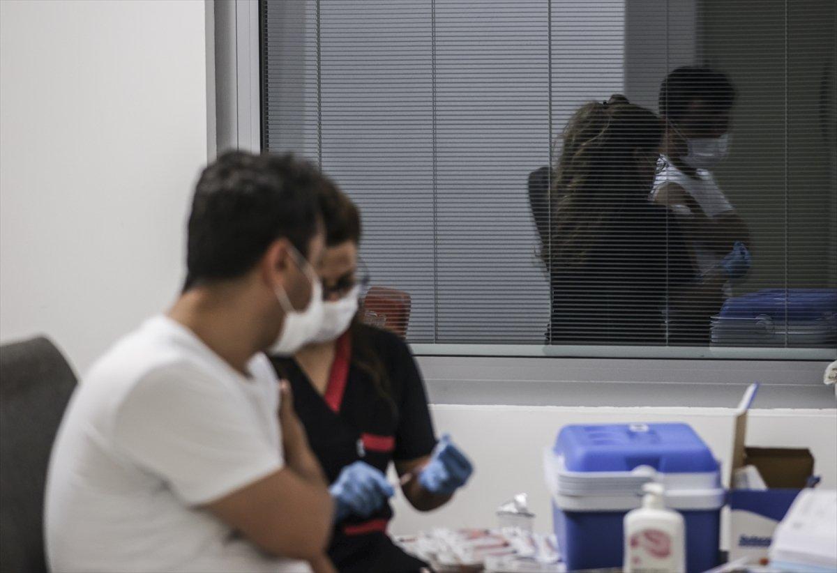 18 yaş ve üstündekiler aşılanmaya başladı