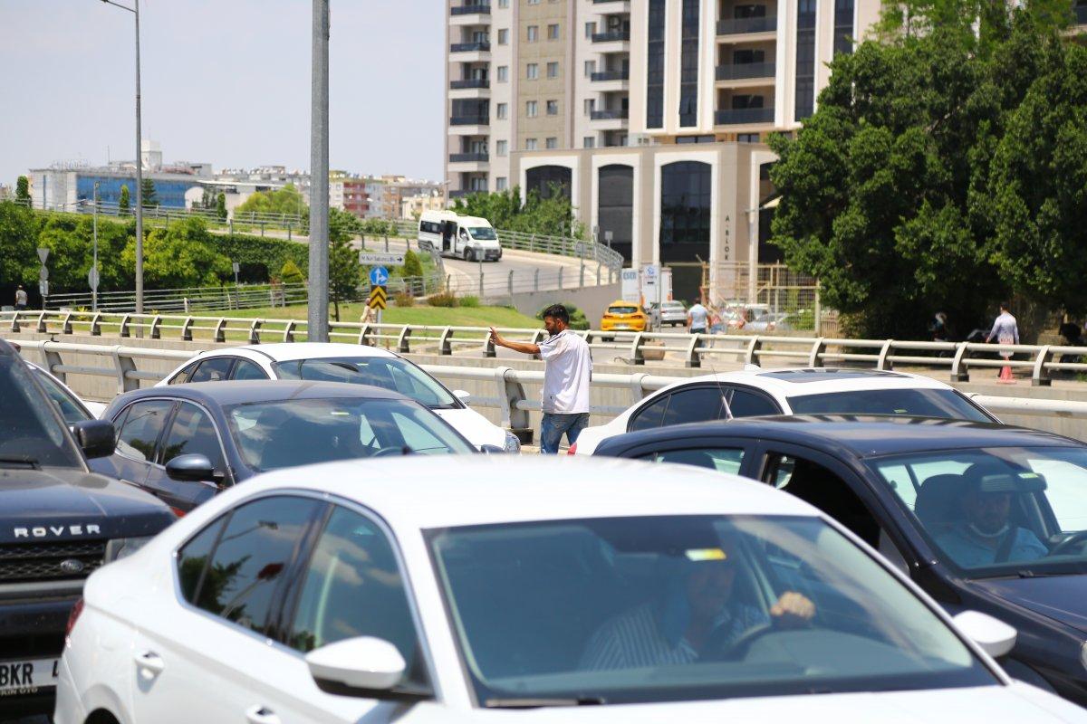 Adana’da madde bağımlısı sürücüleri bıçakla gasbetmeye kalkıştı