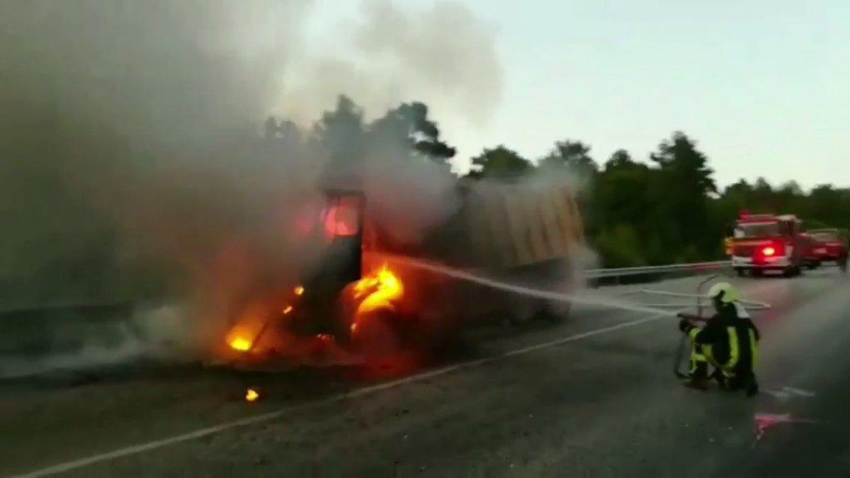 Denizli'deki kamyon, bomba gibi patladı