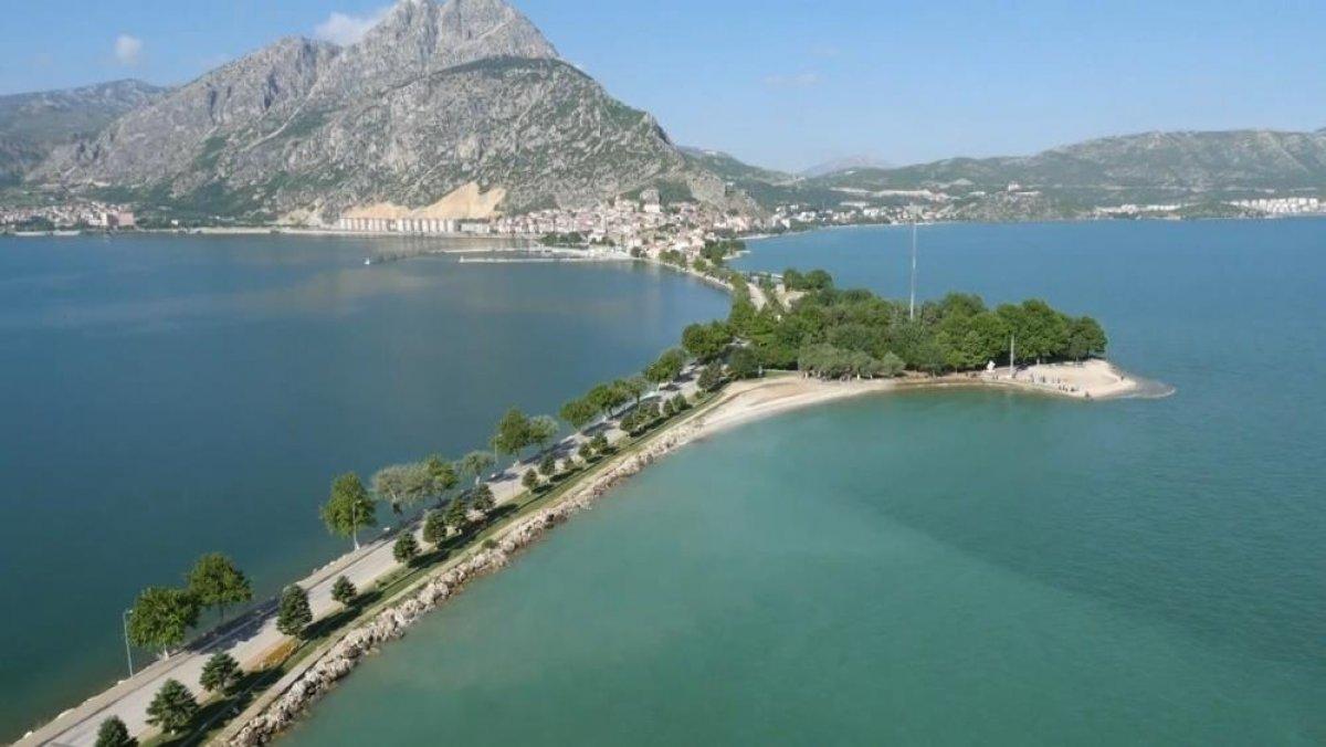 Eğirdir Gölü'ndeki su kaybına dikkat çekmek için: Yamaç paraşütünde klarnet çaldı