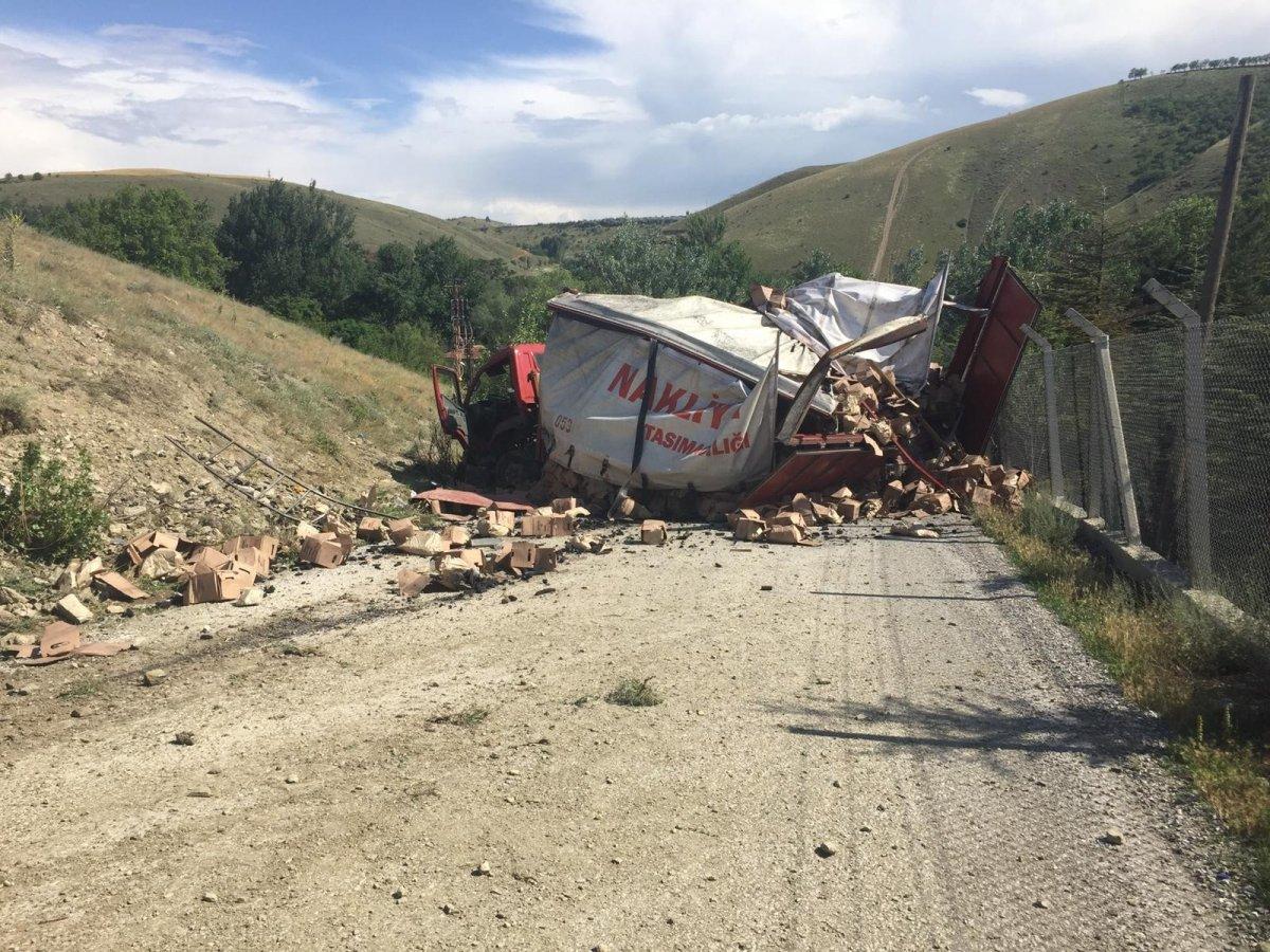 Ankara’da freni boşalan kamyonet takla attı