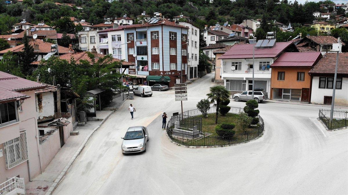 Tokat'ta kavşak ortasında kalan mezar şaşırttı