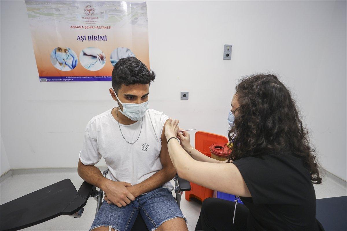 18 yaş ve üstündekiler aşılanmaya başladı