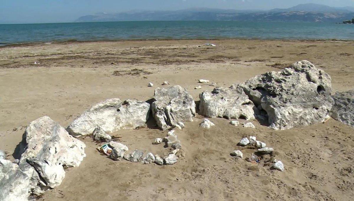 Eğirdir Gölü'ndeki su kaybına dikkat çekmek için: Yamaç paraşütünde klarnet çaldı