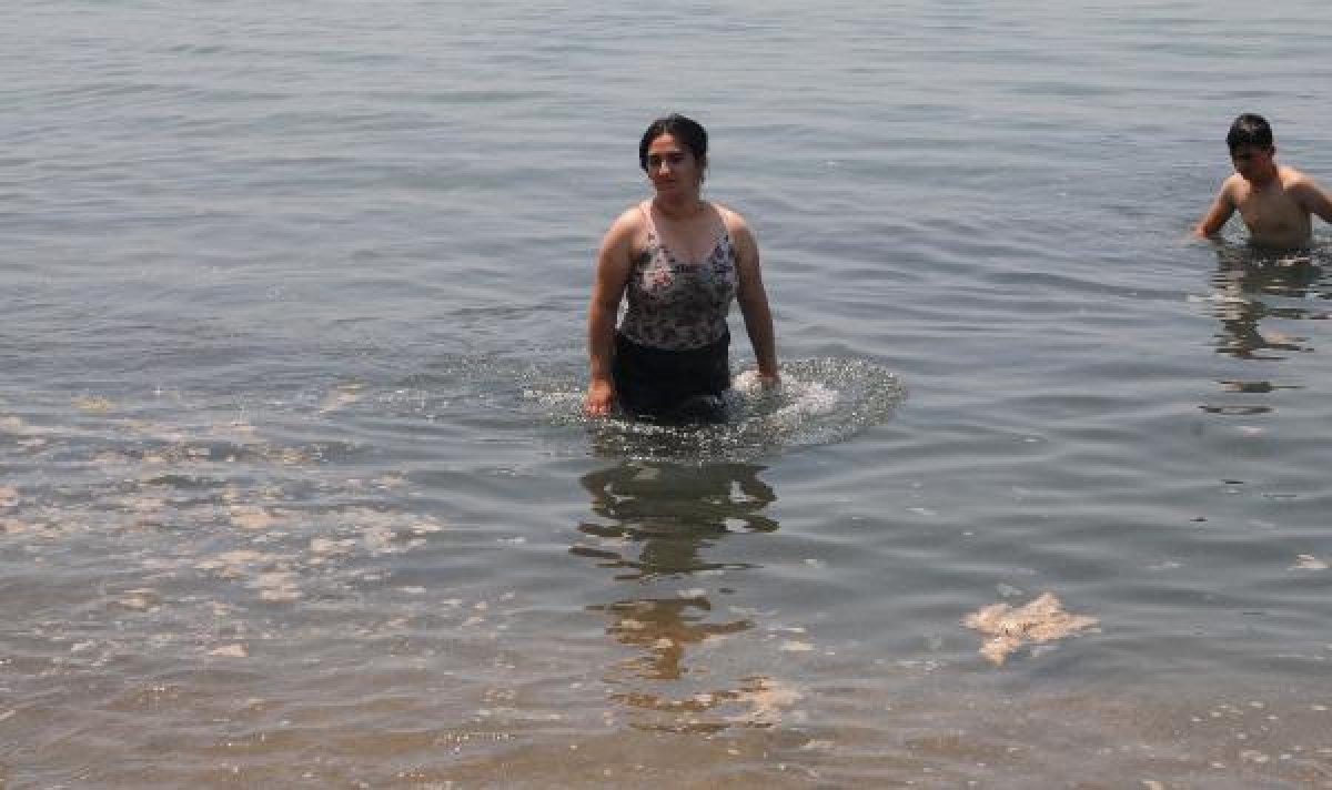 Kocaeli'de vatandaşlar müsilaja aldırmadan denize girdi