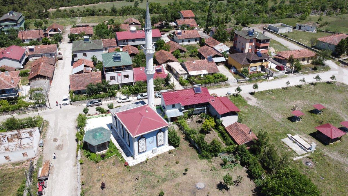 Tokat'ta görev yaptığı camiyi çiçek bahçesine çevirdi