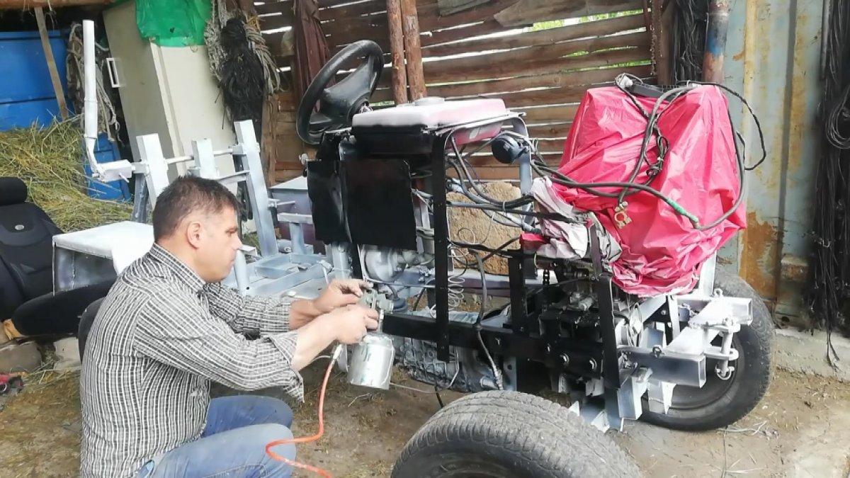 Denizli’de kendi yaptığı traktör ile tarlasını sürdü