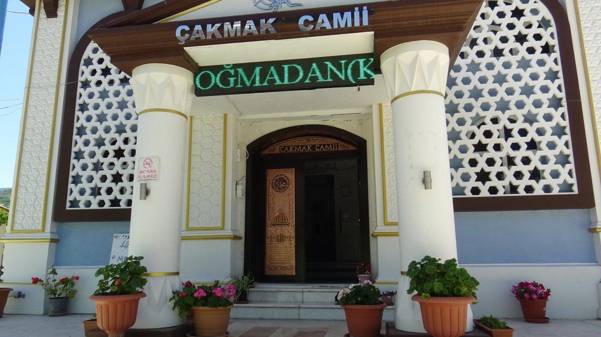 Tokat'ta görev yaptığı camiyi çiçek bahçesine çevirdi