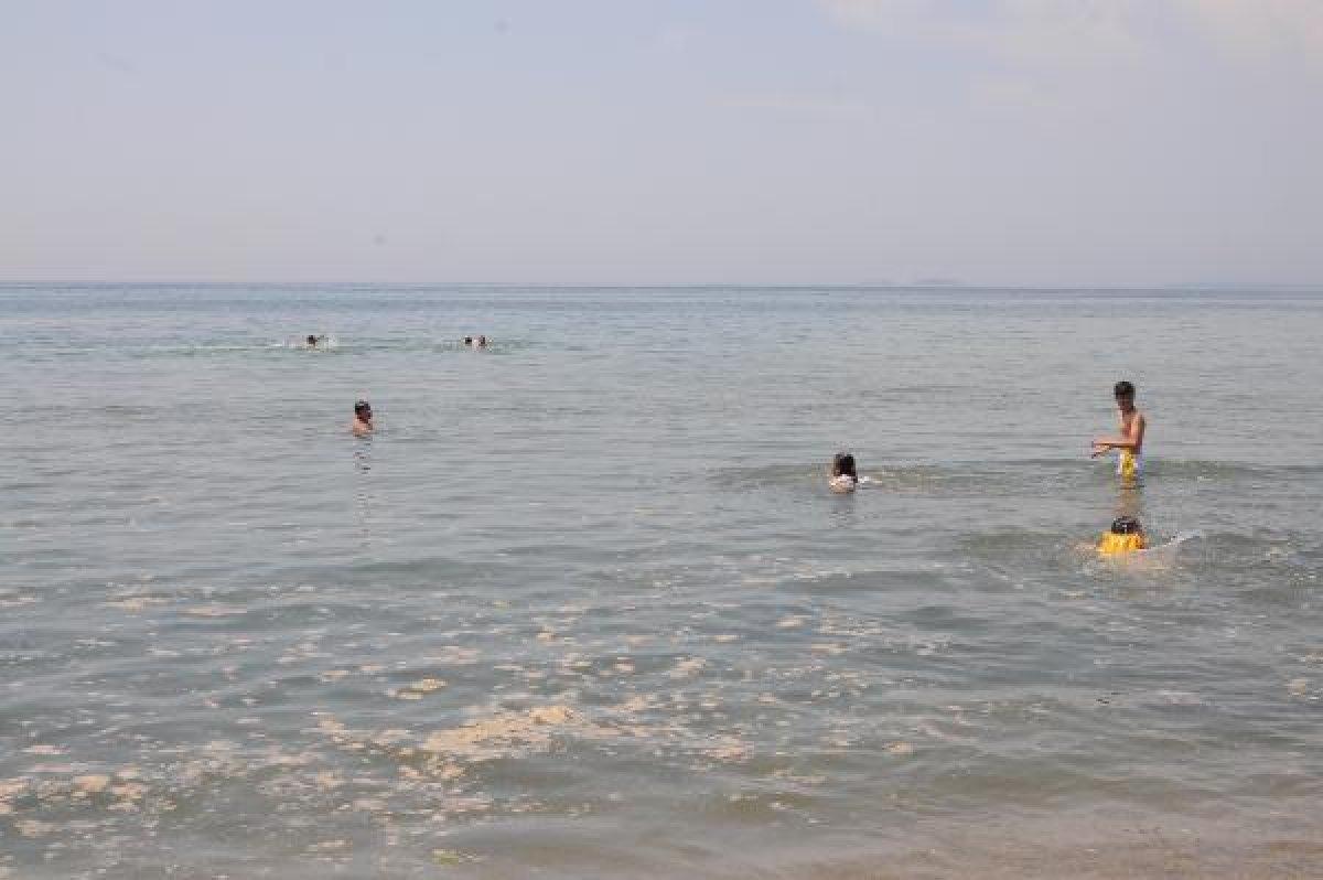Kocaeli'de vatandaşlar müsilaja aldırmadan denize girdi