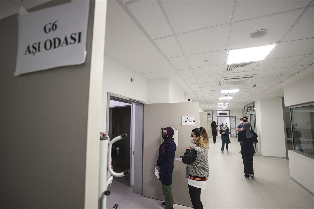 18 yaş ve üstündekiler aşılanmaya başladı