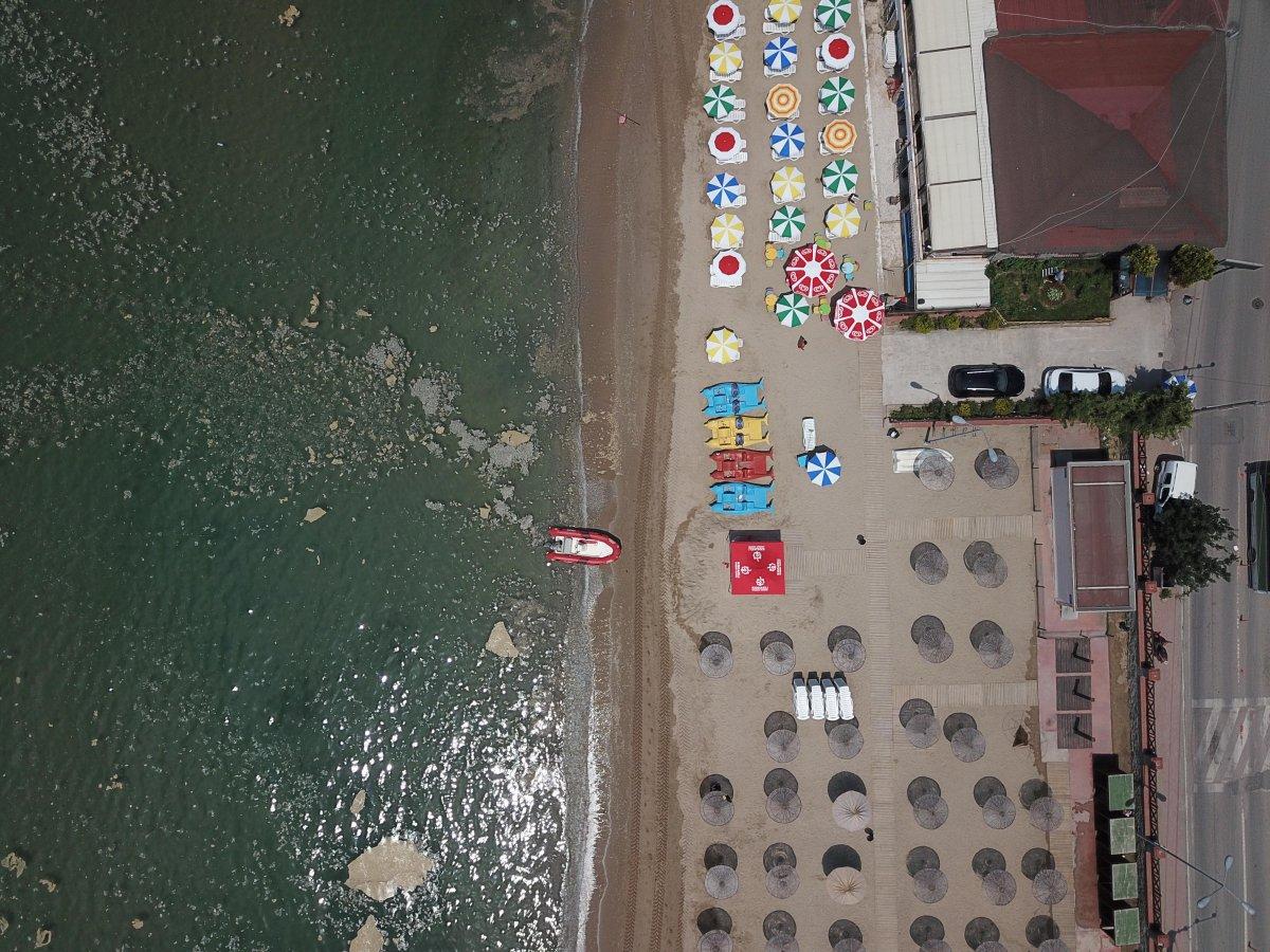 Kocaeli'de vatandaşlar müsilaja aldırmadan denize girdi