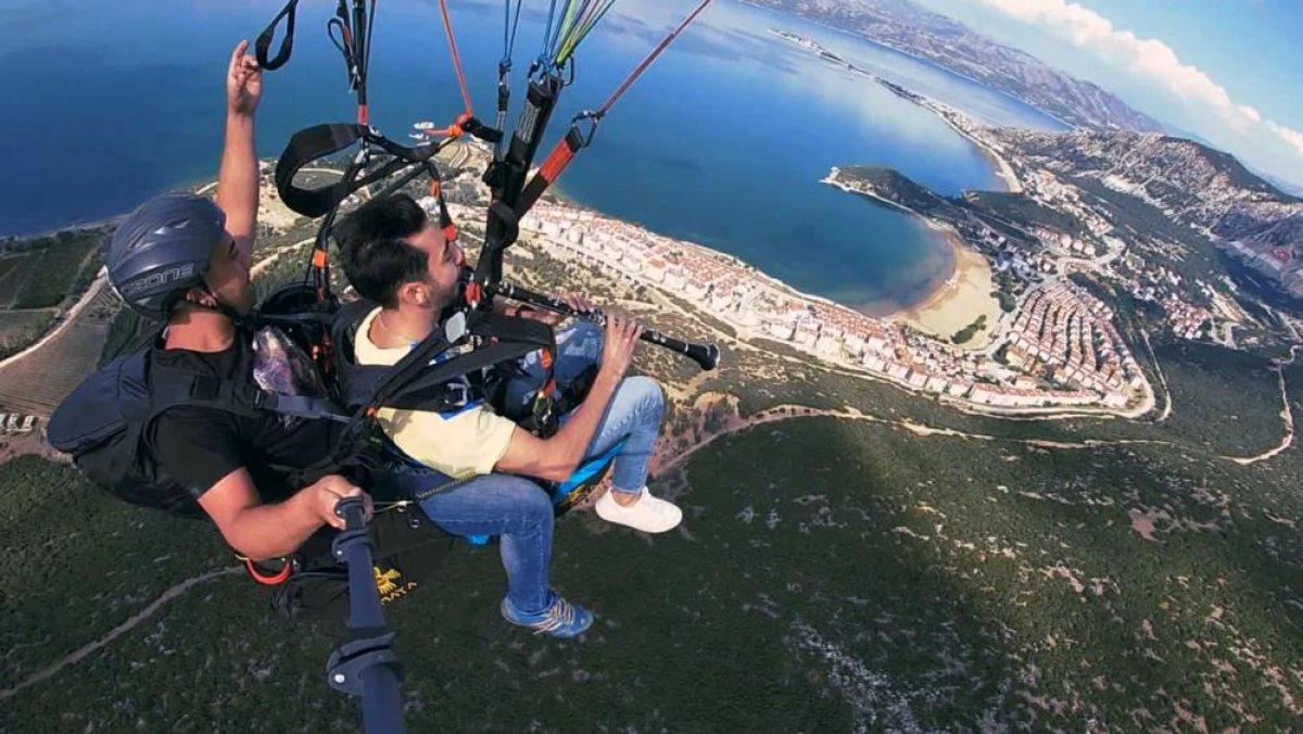 Eğirdir Gölü'ndeki su kaybına dikkat çekmek için: Yamaç paraşütünde klarnet çaldı