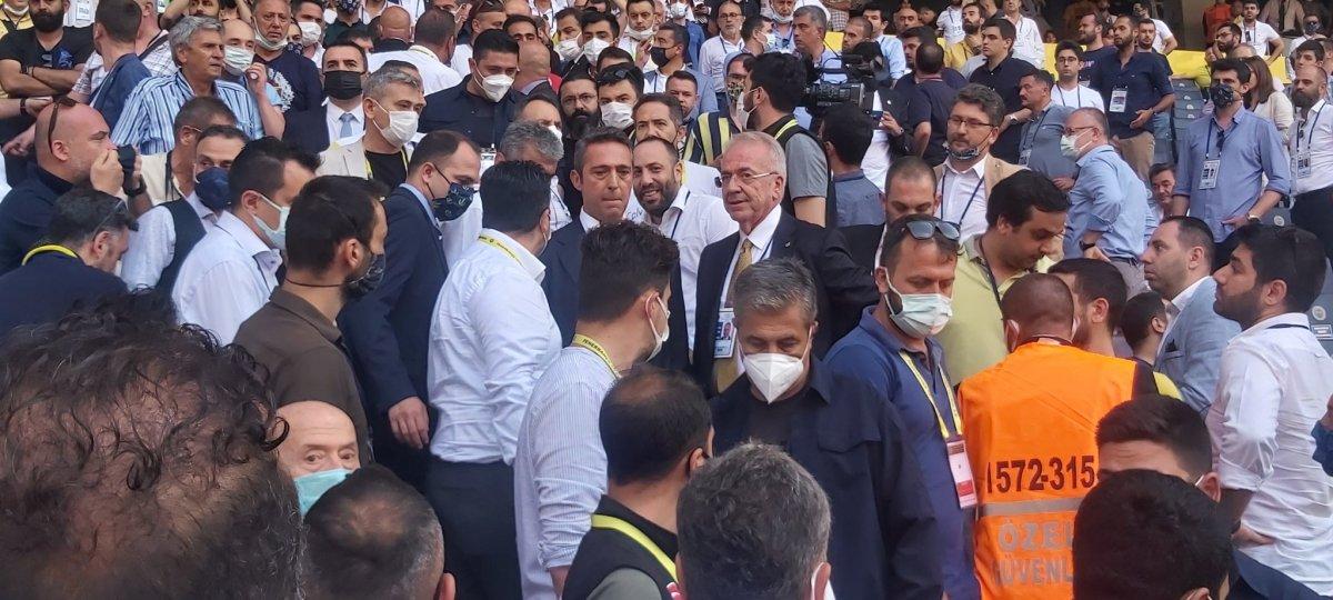 Fenerbahçe'de aidat ücretleri kavga çıkardı