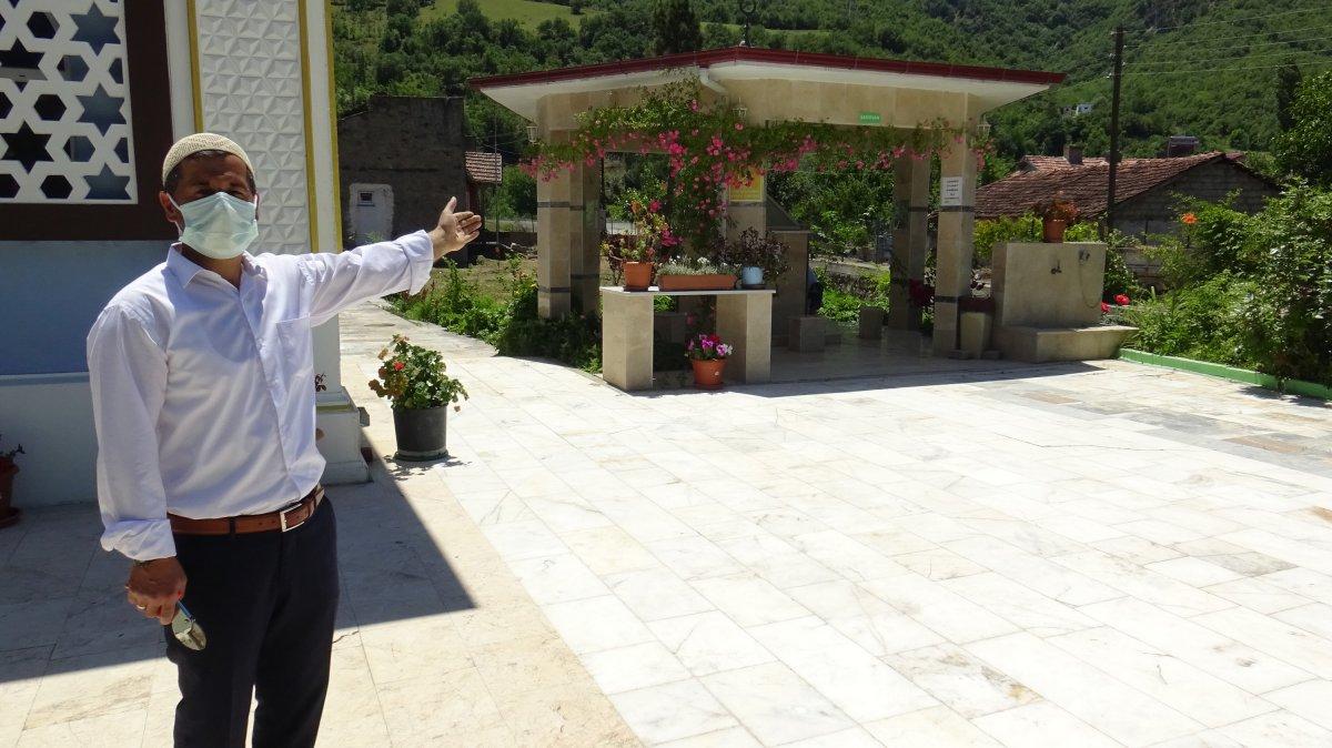 Tokat'ta görev yaptığı camiyi çiçek bahçesine çevirdi