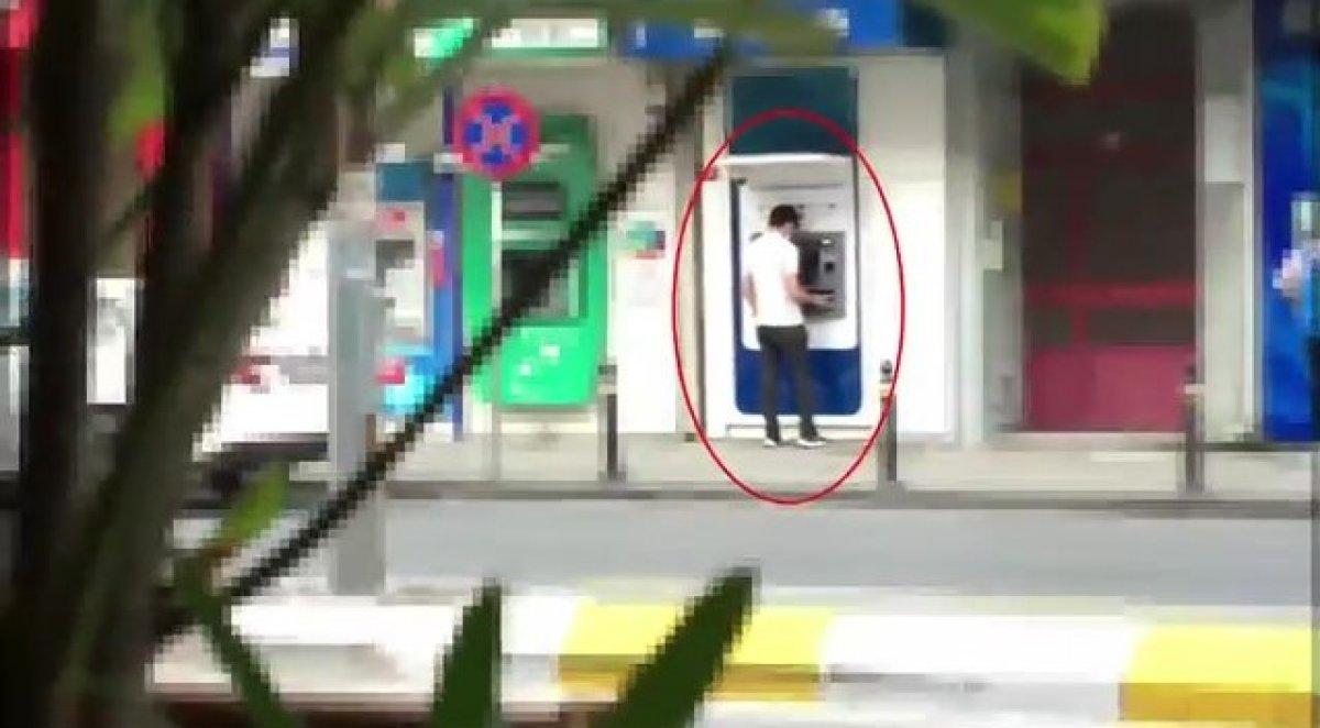 Sultanbeyli’de yasa dışı bahis oynadı, ATM’nin önünde yakalandı