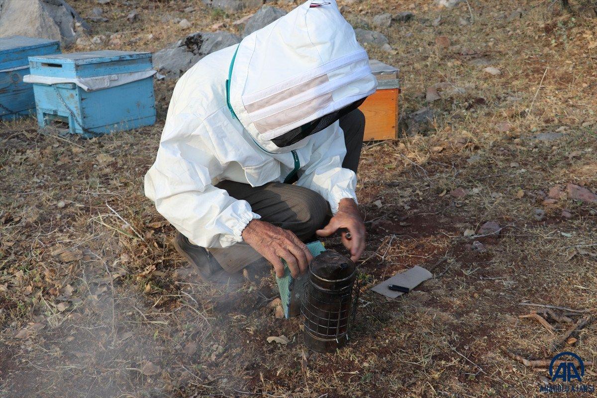 2 bin 973 rakımlı Mereto Dağı'nda 25 yıldır arıcılık yapıyor