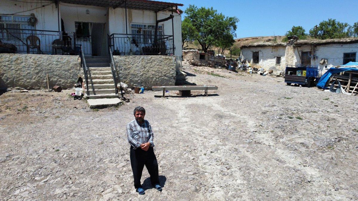 Afyonkarahisar’da kendilerini savcı olarak tanıtıp, 14 bin lira dolandırdılar