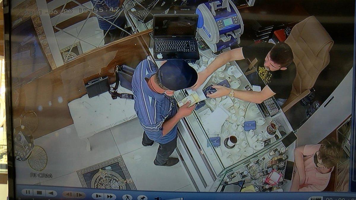 Küçükçekmece’de kuyumcu 800 bin lira dolandırıldı