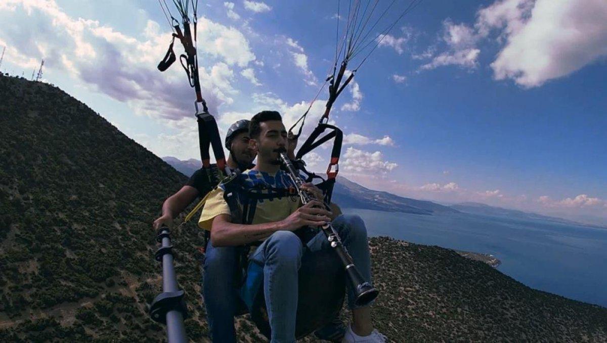 Eğirdir Gölü'ndeki su kaybına dikkat çekmek için: Yamaç paraşütünde klarnet çaldı